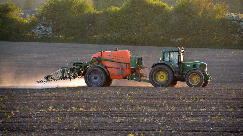 Landbrugsmaskine, der kører på marken 