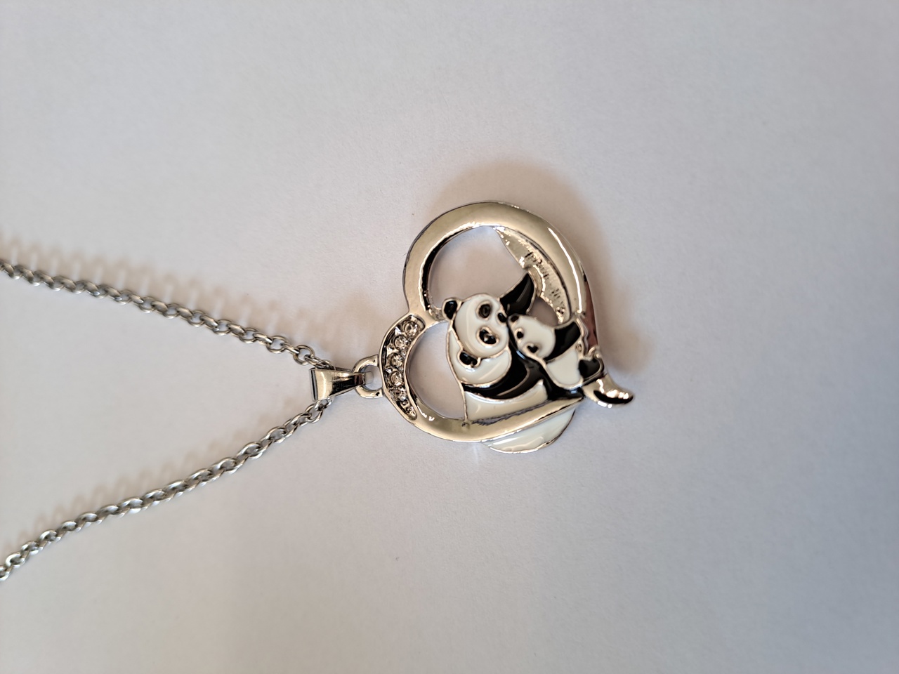 Halskæde med et hjerte-vedhæng med en panda. Kemikalieinspektionen har fundet at vedhænget indeholder 17 % cadmium