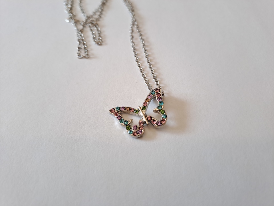 Halskæde med sommerfugle-vedhæng. Kemikalieinspektionen har fundet at vedhænget indeholder 21 % cadmium.