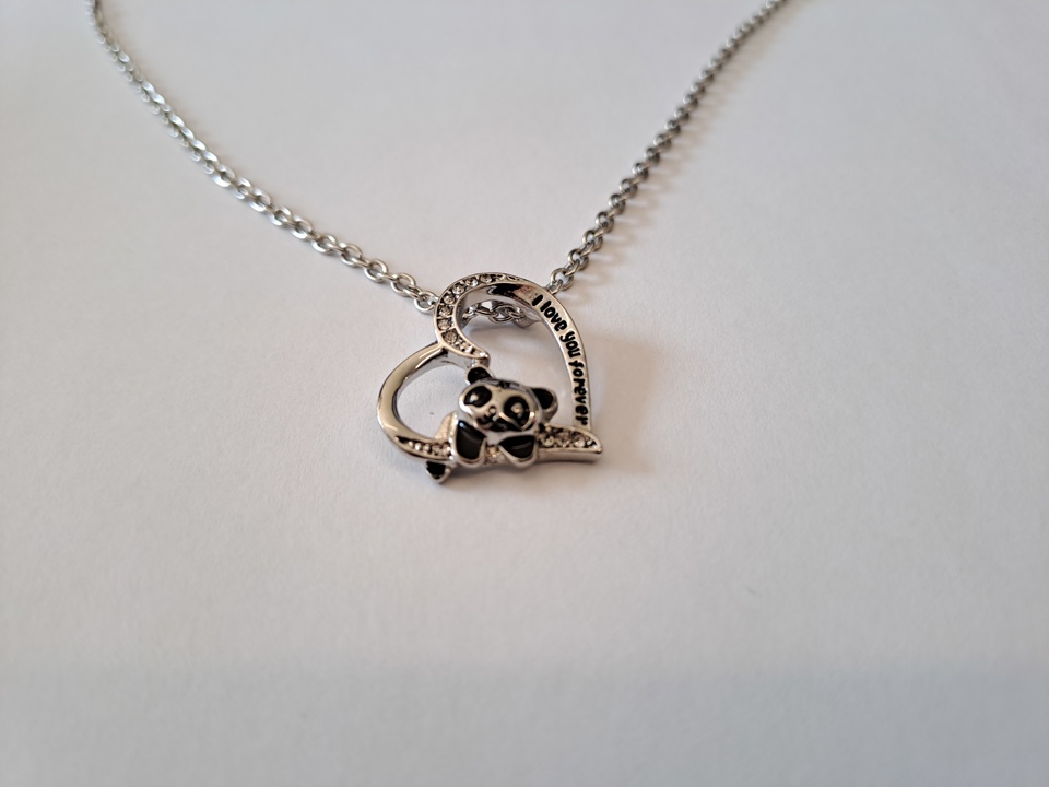 Halskæde med et hjerte-vedhæng med en panda. Kemikalieinspektionen har fundet at vedhænget indeholder 22 % cadmium.