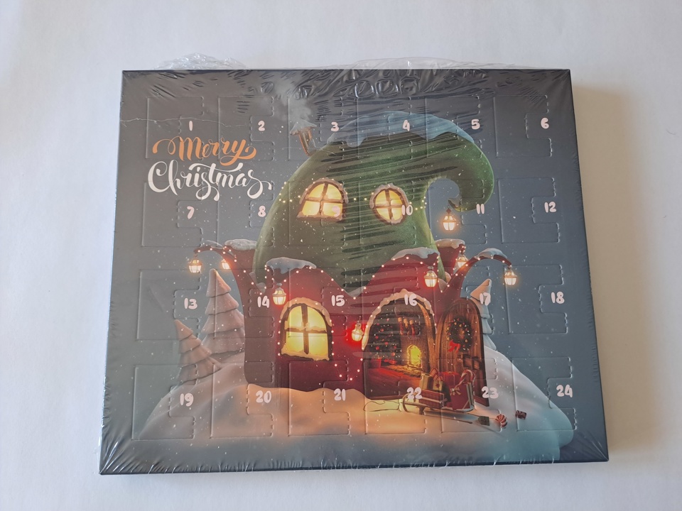 Gør-det-selv julekalender armbånd. Kemikalieinspektionen har fundet at dele af smykket indeholder 30 % cadmium, 0,3 % bly samt frigiver 0,92 µg/cm2/uge nikkel